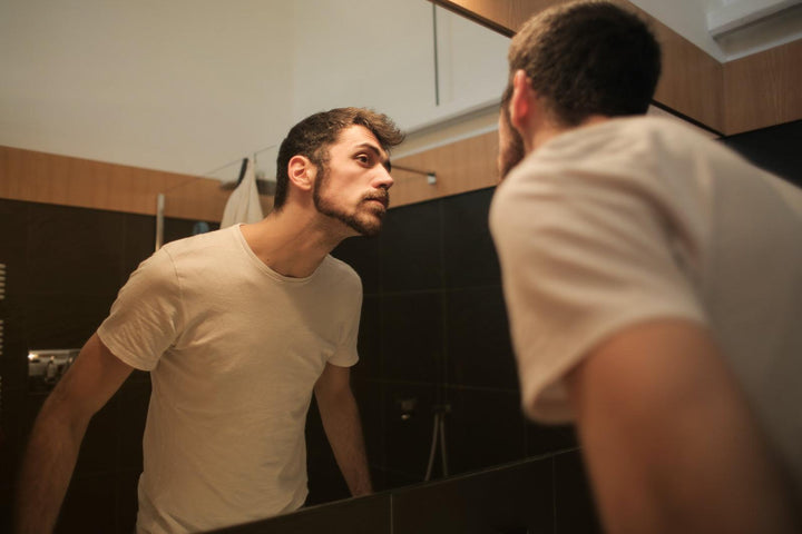 Los primeros signos de calvicie - cómo identificar la pérdida de cabello - BOXSR - rutinas de cosmética masculina natural, cuidado personal para hombres